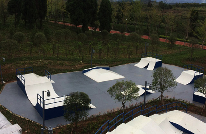 貴州省遵義市百草園旅游區(qū)極限運(yùn)動(dòng)場(chǎng)(中級(jí)比賽區(qū))